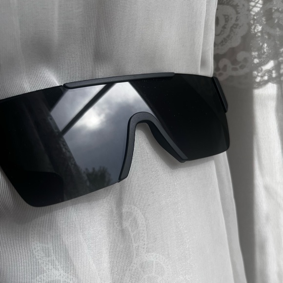 Burberry BE4291 Sunglasses - Picture 2 of 5